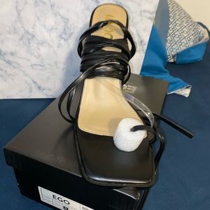 Women brand new size 10 black strappy heel.